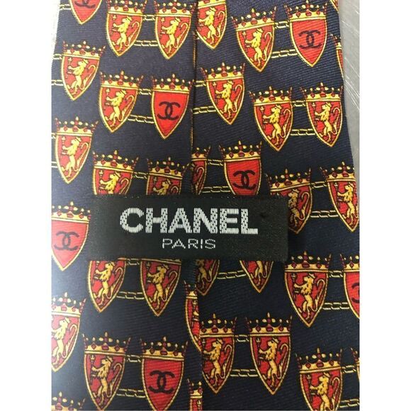 Vintage Chanel Paris Men’s Silk Blue and Red Lion Shield Designer Dress Tie - Picture 4 of 10